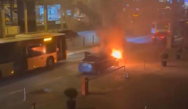 Avcılar D-100 yan yolda otomobil alev aldı