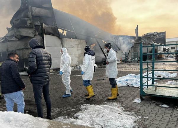 Fabrikada 3 işçinin öldüğü yangının başladığı anın kamera görüntüleri ortaya çıktı