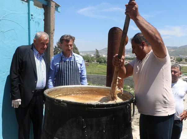 Hataya özgü herise kazanları depremzedeler için kaynadı