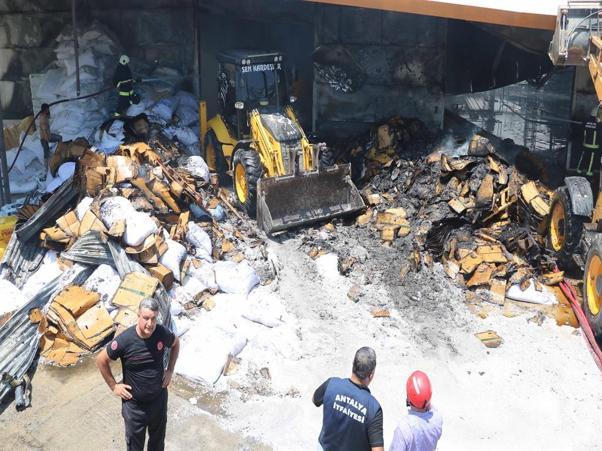 Antalyada fide üretim tesisinde yangın