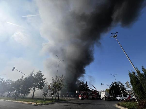 Kayseri’de hırdavatçıda çıkıp fabrikaya sıçrayan yangın kontrol altında