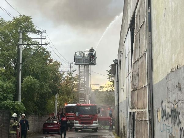 İzmirde depo yangını kontrol altında