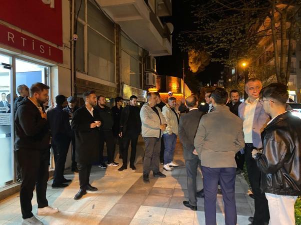 Şehzadeler CHP İlçe Başkanlığı binasına taşlı saldırı