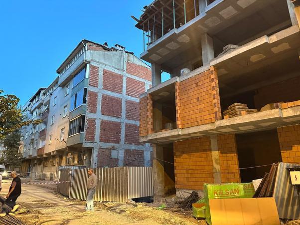 Sultangazide kolonlarından ses gelen 5er katlı 2 bina tahliye edildi