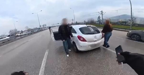 Bursada sürücülerin tekmeli-yumruklu kavgası kask kamerasında