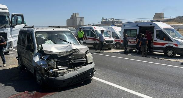 Manisa’da 3 aracın karıştığı kazada 4ü çocuk, 6 yaralı