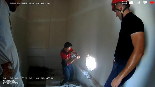 İskelede mahsur kalan inşaat işçileri, duvar kırılarak kurtarıldı