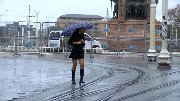 İstanbulda yağmur etkili oldu, trafikte yoğunluk yaşandı