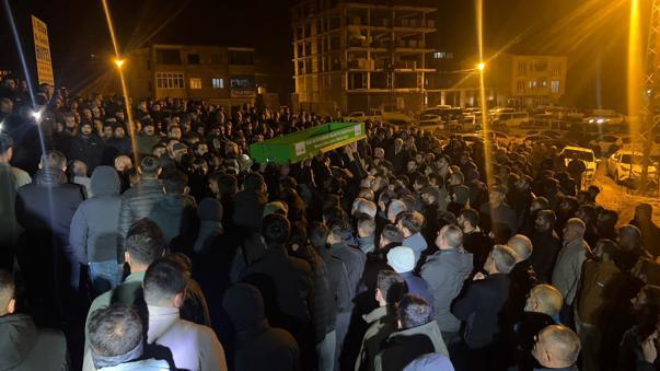 Vanda baraj gölüne yuvarlanan otomobildeki 3 kişi öldü