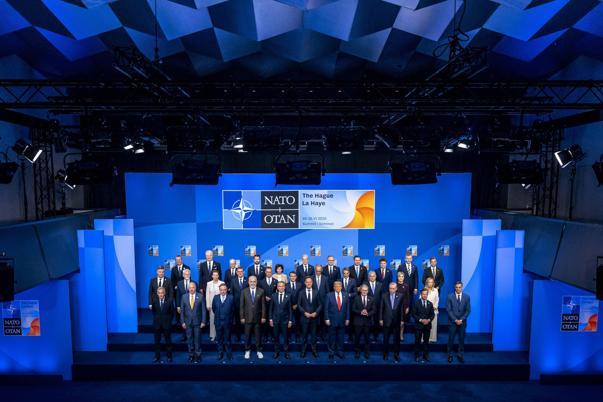 Cumhurbaşkanı Erdoğan, NATO Devlet ve Hükümet Başkanları Zirvesi’nde aile fotoğrafı çekimine katıldı