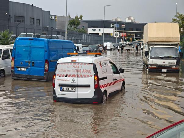 Ankarada sağanak etkili oldu; yollar göle döndü