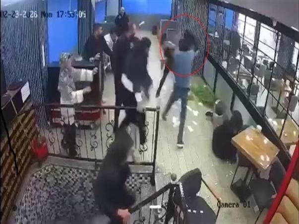 Masa ve sandalyelerle birbirlerine saldırdılar, aralarında para toplayıp masrafı ödeyince serbest kaldılar