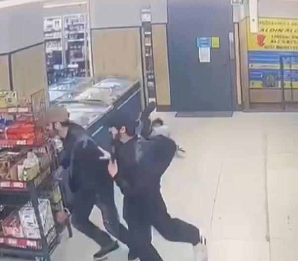 Küçükçekmece’de kendilerinden şüphelenen market çalışanına yumruk atıp kaçan 2 şüpheli yakalandı