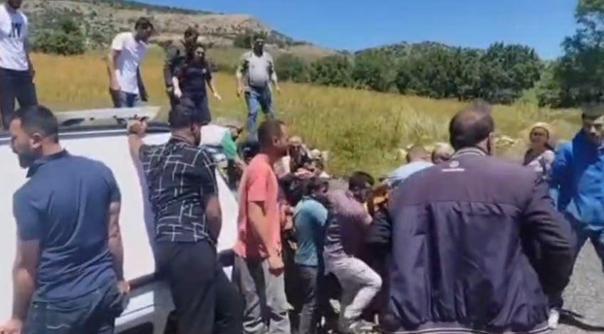 Hafif ticari araca silahlı saldırıda öldü, eşi ve oğlu yaralandı