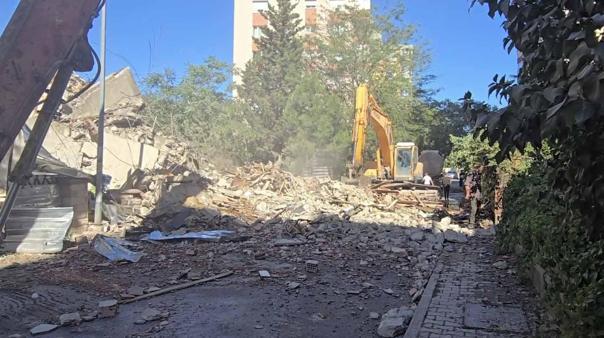 Maltepede 11 katlı bina kontrollü yıkım sırasında çöktü