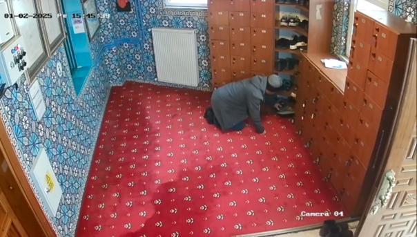 Beyoğlu’nda camide namaz kılıyor gibi yapıp ayakkabı çaldı