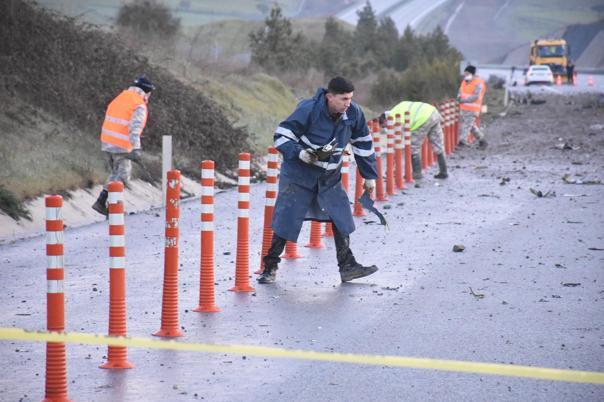 Balıkesir’de kaza kırıma uğrayan F-16 uçağının enkazı kaldırılıyor