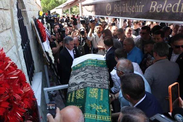 Özgür Özel, Yılmaz Büyükerşenin kız kardeşinin cenazesine katıldı