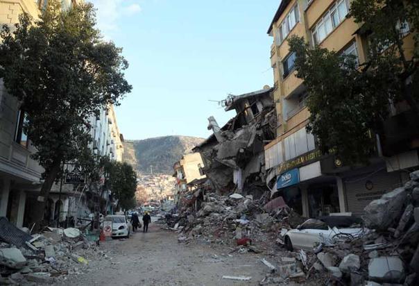 Hataydan şaşkına çeviren görüntü; binanın dış duvarı, komşu binanın iç duvarı
