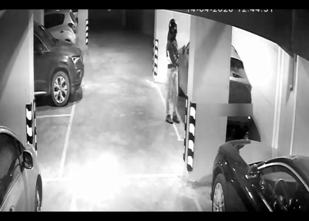 Ümraniyede park halindeki otomobilden 2 kilo altın ve 60 bin Avro çalan şüpheli kamerada