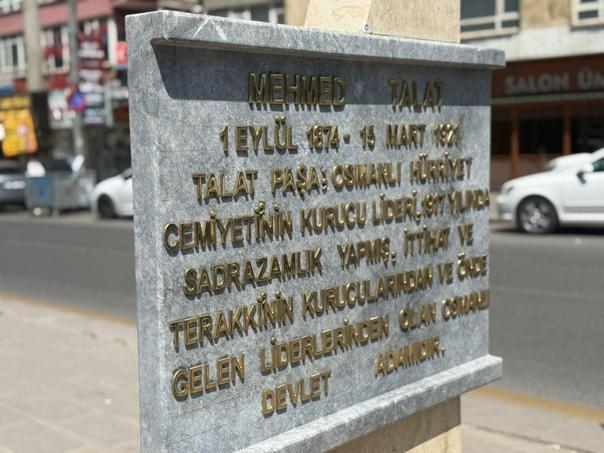 Ümit Özdağdan Talat Paşa Anıtına ziyaret