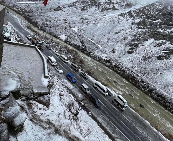 Hakkari-Çukurca kara yoluna çığ düşme anı kamerada