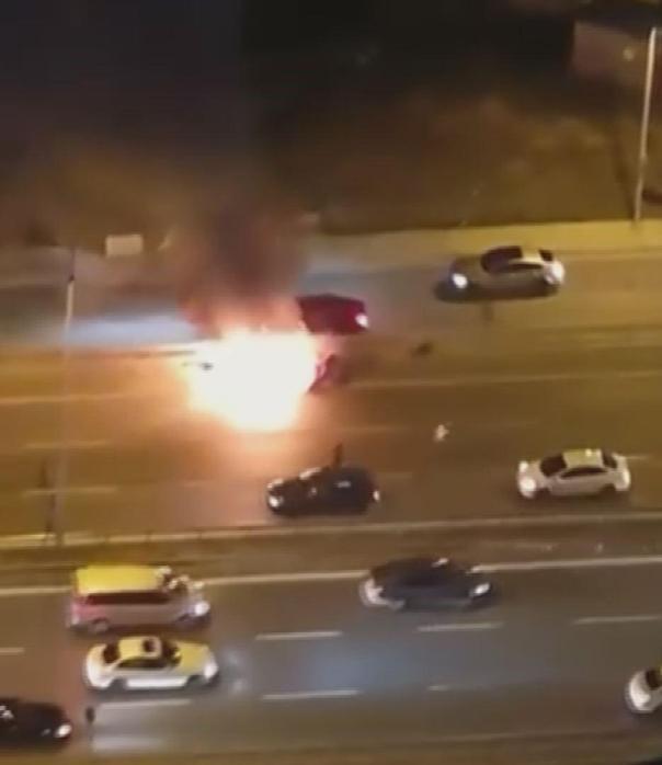 Pendikte seyir halindeki otomobil alev alev yandı