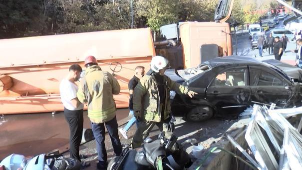 Bayrampaşada yol bakım aracı 8 araca çarptı; kaza kamerada