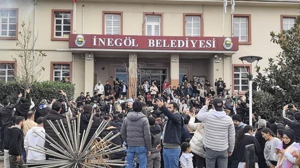 Bursa’da Suriyelilerden Atatürk posterleriyle kutlama