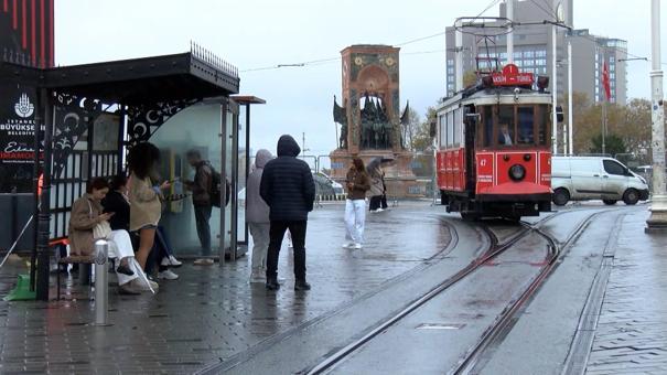 İstanbulda yağmur etkili oldu, trafikte yoğunluk yaşandı