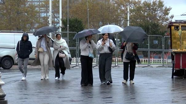 İstanbulda yağmur etkili oldu, trafikte yoğunluk yaşandı