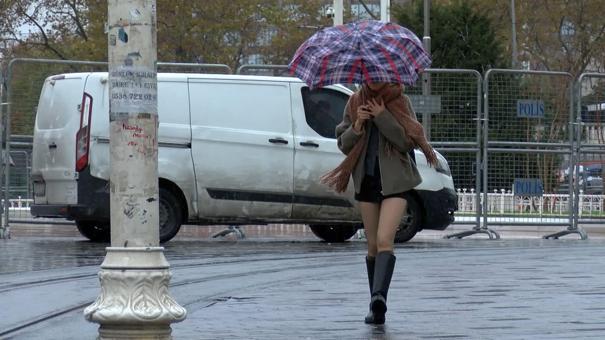 İstanbulda yağmur etkili oldu, trafikte yoğunluk yaşandı