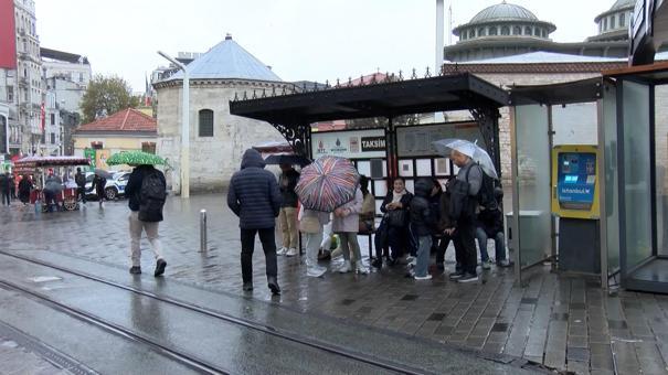 İstanbulda yağmur etkili oldu, trafikte yoğunluk yaşandı