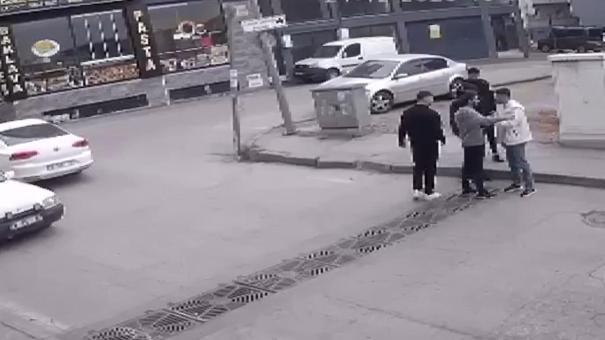 Husumetlilerinin üzerine otomobil sürüp, zorla araca bindirmeye çalıştı