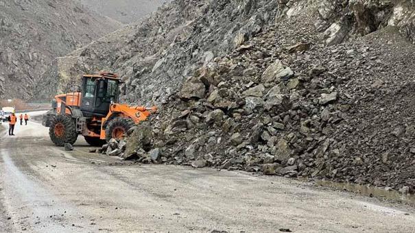 Yüksekova’da heyelan sonrası kapanan yol yeniden ulaşıma açıldı