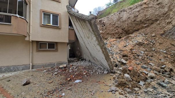 İstinat duvarı çöktü; 7 katlı binanın 2 katı tahliye edildi