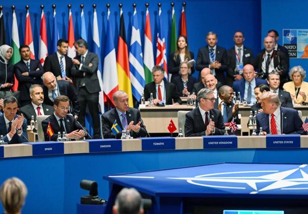 Cumhurbaşkanı Erdoğan, NATO Devlet ve Hükümet Başkanları Zirvesi’nde aile fotoğrafı çekimine katıldı