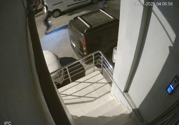 Sultangazide park halindeki otomobile silahlı saldırı kamerada