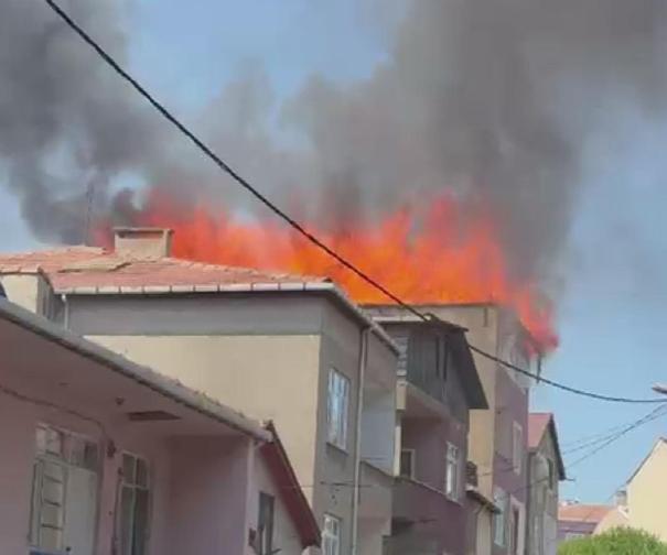 Pendikte 5 katlı binanın çatısında çıkan yangında 1 işçi yaralandı