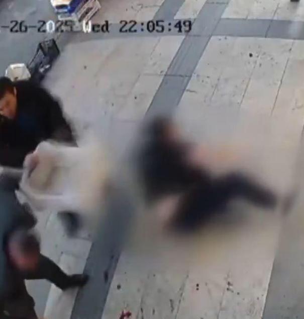 Boşanma aşamasındaki eşi tarafından bıçaklandı; saldırı kamerada