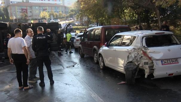 Bayrampaşada yol bakım aracı 8 araca çarptı; kaza kamerada