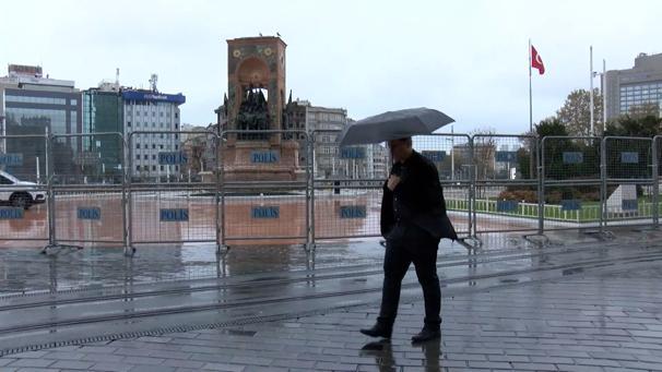 İstanbulda yağmur etkili oldu, trafikte yoğunluk yaşandı