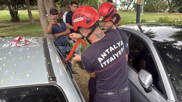 Otomobilde kilitli kalan 1 yaşındaki Firuzu itfaiye kurtardı