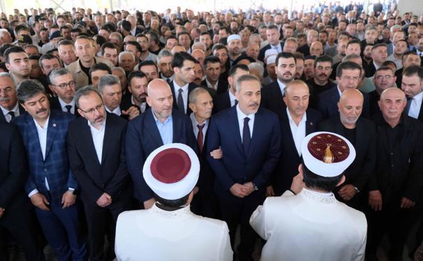 Mevlüt Çavuşoğlunun babası toprağa verildi