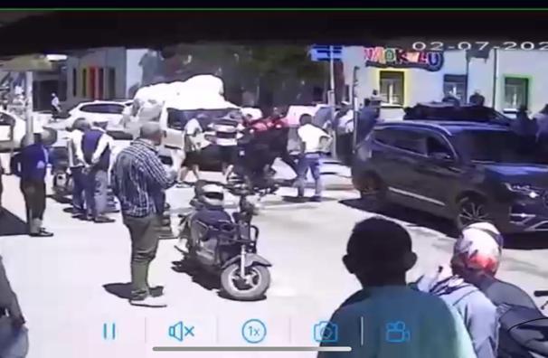 Kavgaya müdahale eden polise saldıran 3 şüpheli serbest kaldı