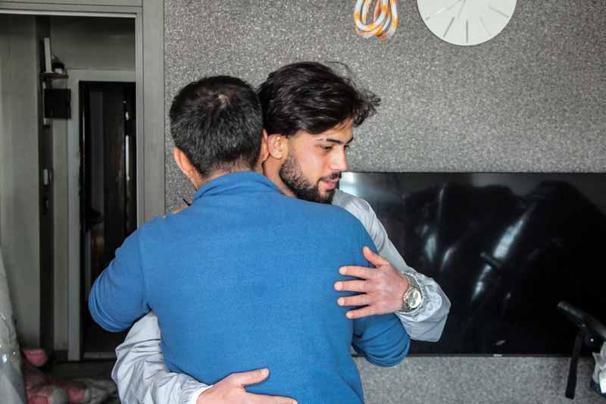 Baba ile bebeğinin kurtarıldığı yangını, komşuları çıkarmış