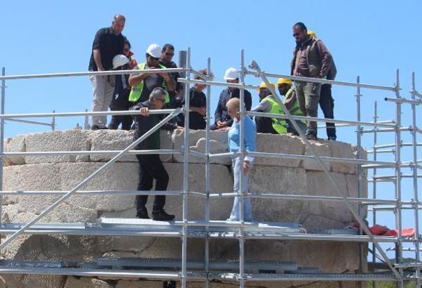 Prof. Dr. Işıktan Patara Deniz Fenerine yerleştirilen yunus kabartmalı taşa öpücüklü veda