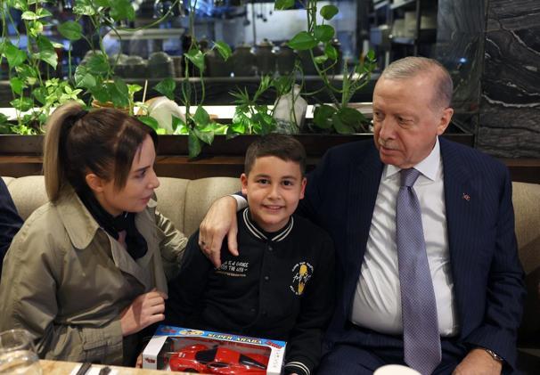 Cumhurbaşkanı Erdoğan, kafede vatandaşlarla bir araya geldi