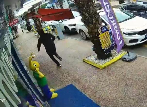 Tabancayla kuyumcuya girip 100 gram altını aldı, havaya ateş açıp kaçtı