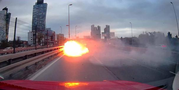 Şişli’de makas atan sürücü bariyerlere çarptı; alev alan aracın motoru yola fırladı